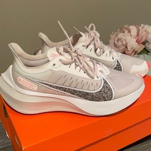 Women Nike Zoom Gravity Sneakers